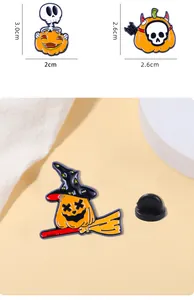 Detalle de set de pines de Halloween esmaltados con calabazas y esqueletos para mochilas