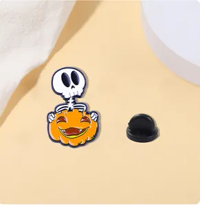Detalle de broche de esmalte de Halloween con calavera y calabaza sobre fondo amarillo