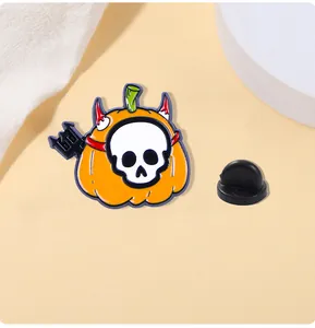 Detalle del pin de calabaza de Halloween con calavera blanca y un tridente de diablo