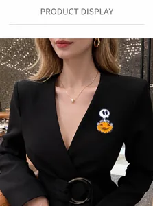 Broche de calabaza con esqueleto de dibujos animados en la solapa de un traje negro