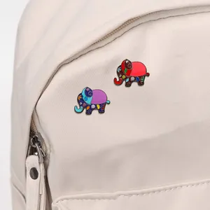 Ensemble de broches éléphant en émail bohème avec motifs floraux sur sac à dos blanc