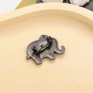Vue arrière d'une broche éléphant en métal foncé montrant la texture et le fermoir