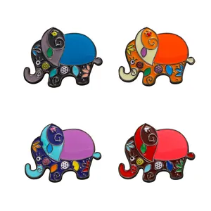 Lot de quatre broches éléphant en émail coloré avec motifs floraux et spirales complexes