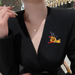 Broche de calabaza de Halloween con sombrero de mago en solapa negra de chaqueta