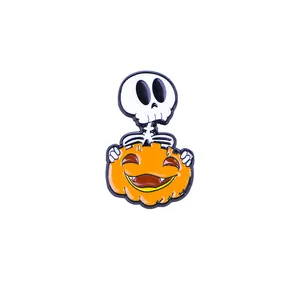 Pin de esmalte de Halloween creativo con esqueleto de dibujos animados en una calabaza