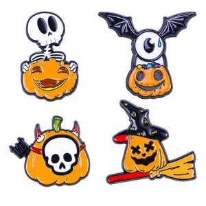 Juego de cuatro pines de esmalte de Halloween con diseños de calabaza, calavera y murciélago
