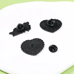 Revers de pin's émaillés avec bases métalliques en cœur et fermoirs papillon noirs