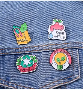 Vue détaillée de quatre épinglettes écologiques en émail sur une veste en jean