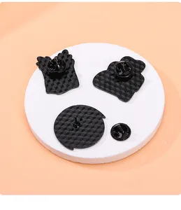 Détail du revers de l'épingle avec texture géométrique et fermoir papillon noir
