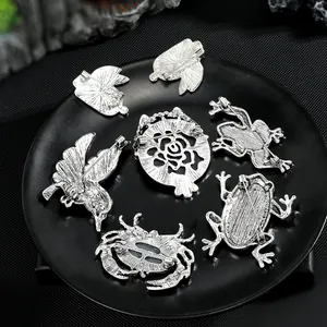 Set mit Vintage Eule Frosch Krabbe und Kaninchen Metallbroschen in Antiksilber-Finish