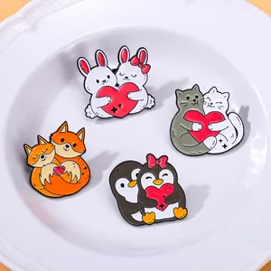 Simpatiche Spille in Smalto Coppia Animali Cartoni Animati Cuore Abbraccio Gatto Pinguino Volpe Coniglio Spille Per San Valentino Regalo
