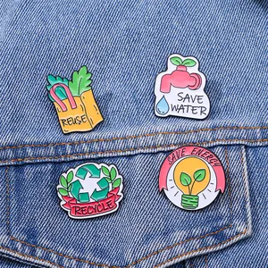 Lot de pins émaillés écologiques avec icônes de recyclage sur veste en jean
