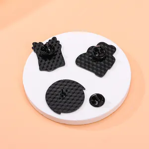 Lot de 3 broches en émail métallique montrant le dos avec des fermoirs en caoutchouc noir