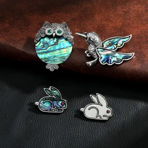 Detailaufnahme von Tierbroschen mit schillernder Abalone-Muschel und Perlmutt-Inlays