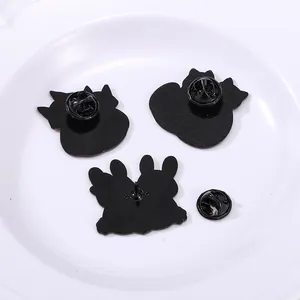 Spille smaltate di animali con dorsi in metallo nero e chiusure a farfalla