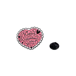 Épinglette en émail rose en forme de cœur avec texte Happy Valentine's Day et fermoir