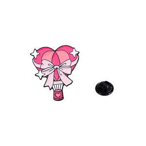 Broche en émail montgolfière rose en forme de cœur avec ruban et étoiles
