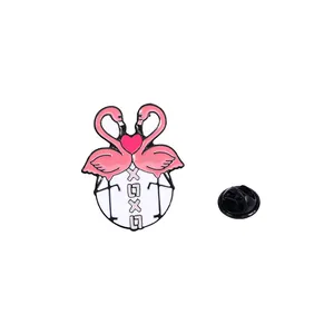 Broche en émail flamant rose mignon avec texte XOXO et fermoir papillon noir discret