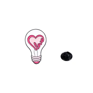 Pin's émaillé ampoule avec cœur rose et texte Love écrit à la main sur fond blanc