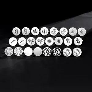 Set di gemelli in argento con vari motivi incisi su sfondo nero strutturato