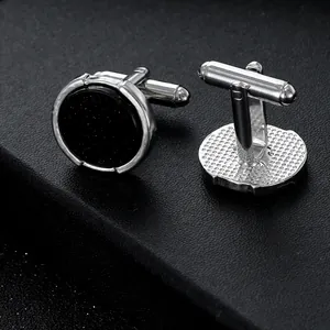 Détail de boutons de manchette en argent 925 avec pierre noire et fermoir pivotant