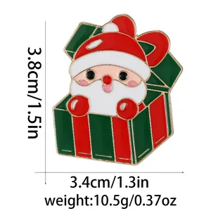 Dettagli dimensionali della spilla in smalto con Babbo Natale in confezione regalo