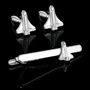 Detailansicht der silbernen Space Shuttle Manschettenknöpfe und Krawattennadel auf Schwarz
