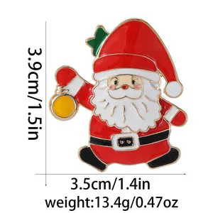 Vista dettagliata della spilla di Babbo Natale in smalto con misure 3,9cm x 3,5cm e 13,4g