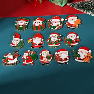 Dettaglio di tredici ciondoli natalizi in metallo colorato con motivi di Babbo Natale