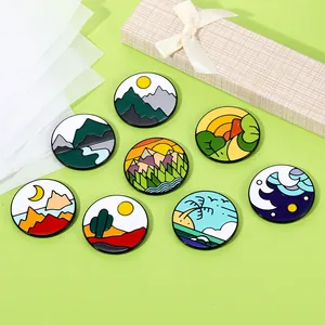 Detalle de 8 pines redondos de esmalte con paisajes naturales sobre fondo verde suave