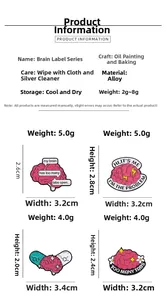 Vue détaillée des broches cerveau en émail avec textes variés et textures de peinture