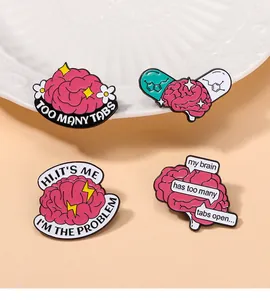 Détails de quatre broches cerveau avec citations humoristiques sur une assiette