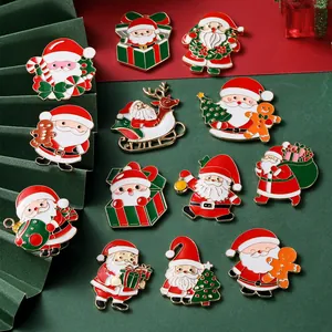 Set di dodici spille smaltate natalizie con Babbo Natale, renne e alberi in colori festivi