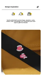 Détail macro de pin's cerveau sur une sangle de sac avec slogans créatifs