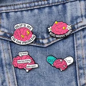 Lot de 4 épinglettes en émail avec motifs de cerveau rose sur tissu en denim bleu