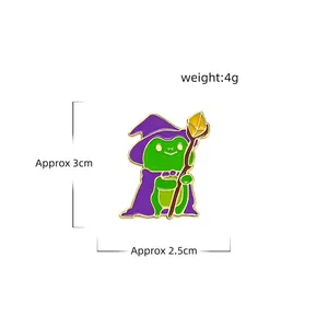 Spilla smaltata a forma di rana mago con cappello viola e bastone, dettagli misura 3cm