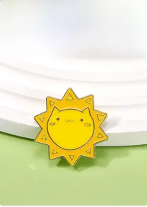 Détail d'une mignonne broche en émail soleil jaune avec un motif de chat minimaliste
