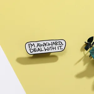 Lustige Slogan I'm Awkward Deal With It Legierung Emaille Brosche Pin Mode Kleidung Rucksack Abzeichen Schmuck Damen Herren