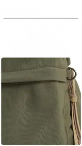 Gros plan d'un pin's émaillé soleil jaune avec visage de chat sur un sac en toile