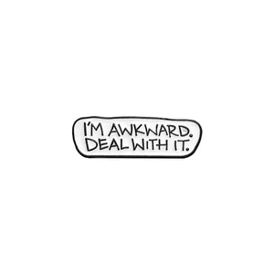 Minimalistischer Emaille-Pin mit Text I'M AWKWARD DEAL WITH IT auf weißem ovalem Grund