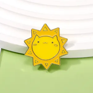 Broche en Émail Chat Soleil Dessin Animé Kawaii Style Japonais Alliage Or Jaune Insigne Soleil Pour Vêtements Sacs Bijoux