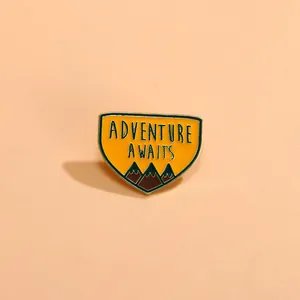 L'aventure Attend Épinglette en Émail Montagne Forme de Bouclier Alliage Badge pour Voyage en Plein Air Unisexe Vêtement Sac Bijoux Cadeau