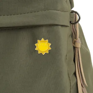 Broche soleil chat jaune en émail sur sac en tissu vert pour accessoire de vêtement