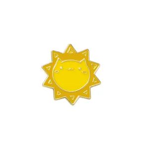 Broche créative en émail soleil chat jaune en alliage avec bordure dorée sur fond blanc