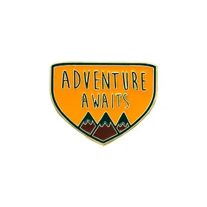 Broche émaillée triangulaire avec sommets et texte Adventure Awaits
