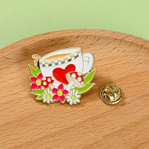 Broche Émaillée Tasse à Thé Cœur Champignon Badge en Alliage Mignon Pour Vêtements Écharpe Femme Homme Bijoux Accessoires Mode