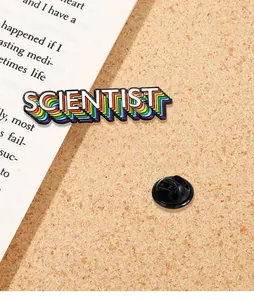 Detailaufnahme der regenbogenfarbenen Scientist Emaille-Anstecknadel mit Gummiverschluss