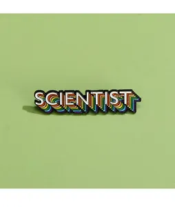 Detail der kreativen 'SCIENTIST' Emaille-Anstecknadel mit 3D-Regenbogen-Texteffekt
