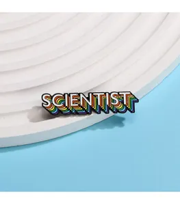 Makro-Detail der SCIENTIST-Emaille-Anstecknadel mit Regenbogenschatten auf Blau