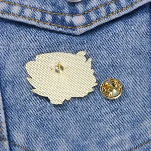Vue arrière du pin's émaillé avec finition en métal doré et fermoir papillon sur denim